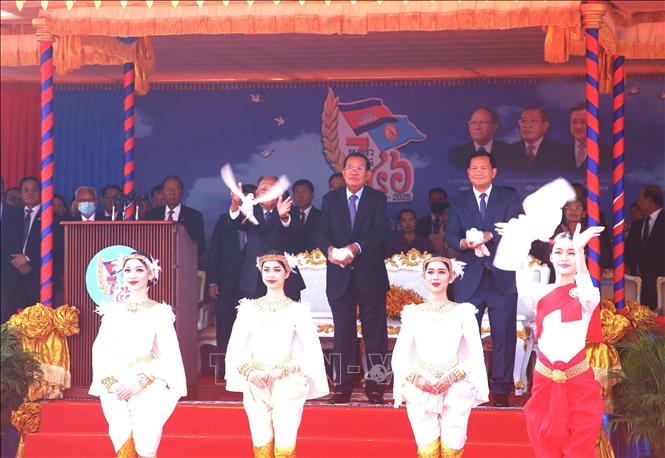 Nghi thức thả chim bồ câu tại lễ mít tinh, tượng trưng cho khát vọng hòa bình, hòa hợp dân tộc của đất nước và nhân dân Campuchia. Ảnh: Hoàng Minh - PV TTXVN tại Campuchia 