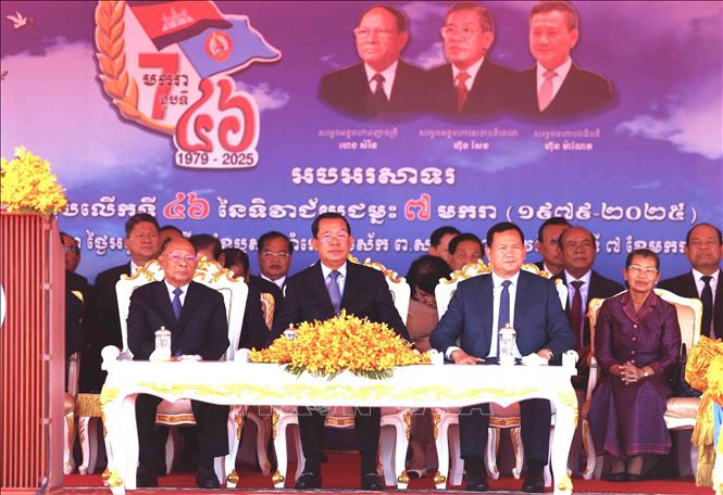 Chủ tịch CPP Samdech Techo Hun Sen (giữa) và Ban lãnh đạo CPP tại lễ mít tinh kỷ niệm. Ảnh: Hoàng Minh - PV TTXVN tại Campuchia 