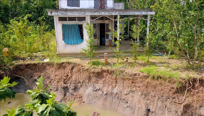 Hiện trường vụ sạt lở tại nhà ông Trần Văn Sữa tại xã Quới Thiện (Vũng Liêm, Vĩnh Long) vào trưa 5/1/2025. Ảnh: Lê Thúy Hằng - TTXVN