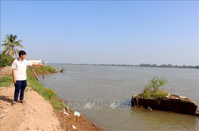 Căn nhà của ông Nguyễn Chí Lập tại xã Quới Thiện (Vũng Liêm, Vĩnh Long) bị sạt lở, chỉ còn trơ một phần nền ở gần bờ sông. Ảnh: Lê Thúy Hằng - TTXVN