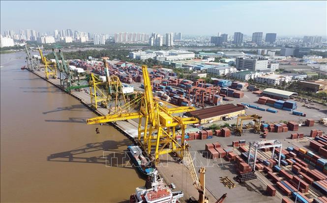 Handling cargo containers at the Tan Thuan terminal. VNA Photo: Quốc Khánh
