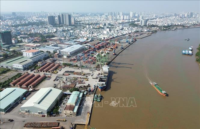 Handling cargo containers at the Tan Thuan terminal. VNA Photo: Quốc Khánh