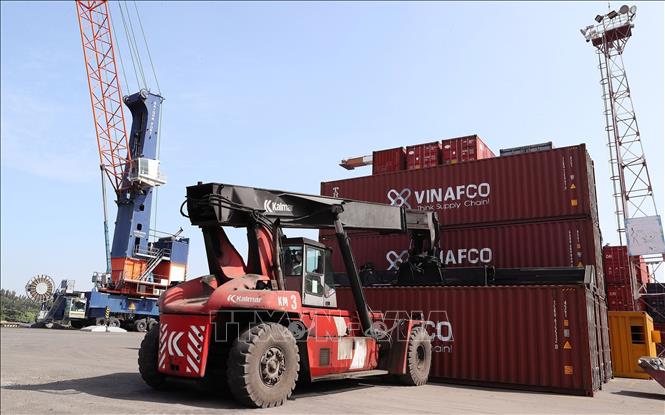 Handling cargo containers at the Tan Thuan terminal. VNA Photo: Quốc Khánh