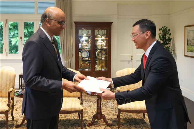 Đại sứ Việt Nam tại Singapore Trần Phước Anh (phải) trình Quốc thư lên Tổng thống Tharman Shanmugaratnam. Ảnh: TTXVN phát