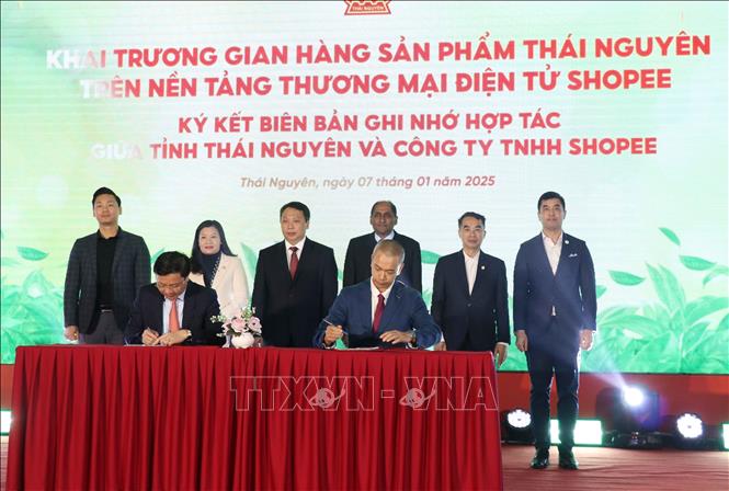 On this occasion, Thai Nguyen province and Shopee Vietnam Co., Ltd. sign a memorandum of understanding (MoU) on cooperation. VNA Photo: Trần Trang