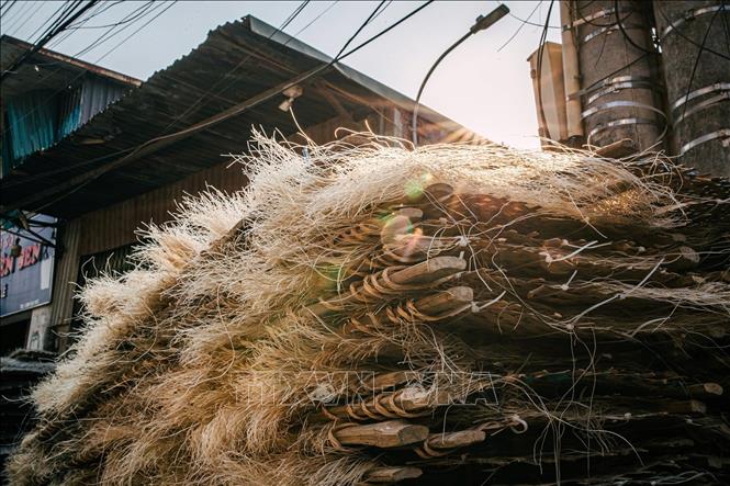 Những sợi miến được phơi trên giá tre, vàng óng dưới ánh nắng. Ảnh: Phạm Tuấn Anh - TTXVN