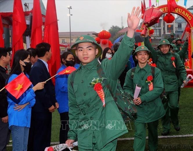 Phát huy truyền thống quê hương, luôn tuyệt đối trung thành với Đảng, Nhà nước và nhân dân, Thanh niên huyện Ba Vì sẵn sàng lên đường nhập ngũ, hoàn thành tốt nhiệm vụ được giao (2/2024). Ảnh: TTXVN