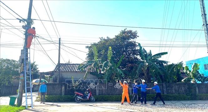 Đoàn cơ sở Công ty Điện lực Quảng Bình thực hiện công trình thanh niên “Thắp sáng đường quê” tại trục đường nhà văn hóa thôn 2 Võ Thuận, xã Tây Trạch, huyện Bố Trạch, tỉnh Quảng Bình (1/2024). Ảnh: Võ Dung – TTXVN
