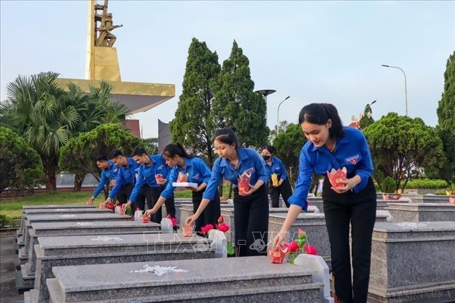 Thanh niên Đà Nẵng thắp hương tri ân các anh hùng Liệt sĩ tại Nghĩa trang liệt sĩ thành phố - xã Hoà Khương, huyện Hoà Vang, thành phố Đà Nẵng, ngày 26/7/2024. Ảnh: Văn Dũng-TTXVN