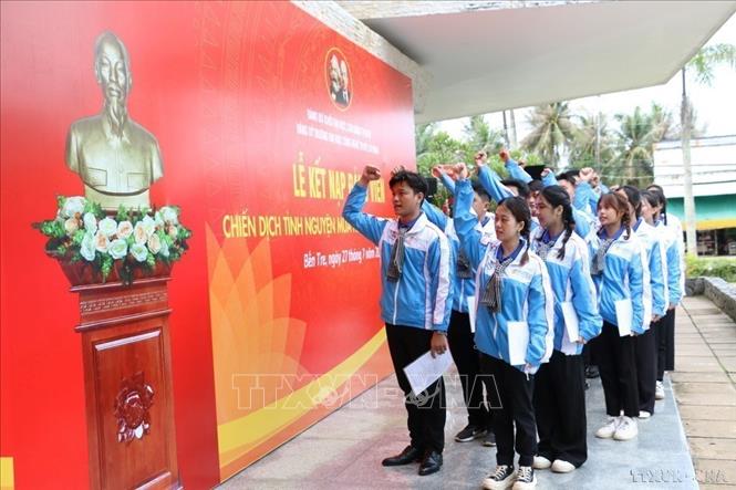 Sinh viên trường Đại học Công nghệ Thành phố Hồ Chí Minh thực hiện nghi thức tuyên thệ trong lễ kết nạp Đảng viên mới tại Khu Di tích Quốc gia Đồng Khởi, huyện Mỏ Cày Nam, tỉnh Bến Tre, ngày 27/7/2024.  Ảnh: Chương Đài – TTXVN