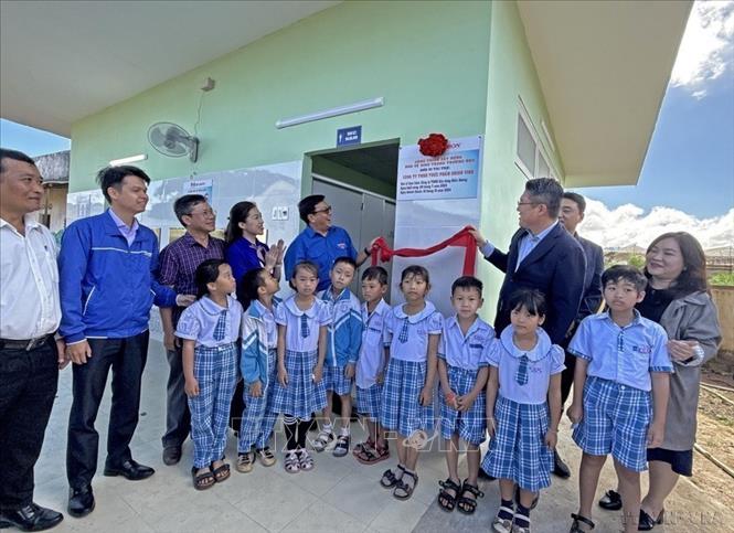 Thanh niên Thành phố Hồ Chí Minh phối hợp cùng Tỉnh đoàn Lâm Đồng bàn giao công trình nhà vệ sinh cho trường Tiểu học Ka Đô (xã Ka Đô, huyện Đơn Dương, Lâm Đồng), ngày 10/10/2024. Ảnh: Nguyễn Dũng – TTXVN