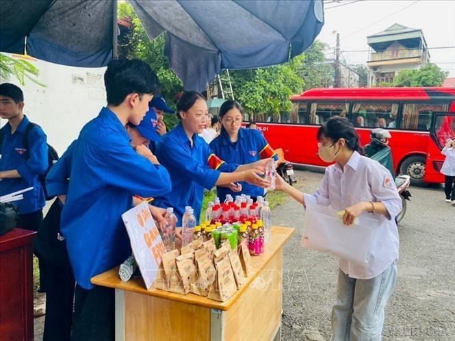 Thanh niên tình nguyện hỗ trợ thí sinh tại điểm thi trên địa bàn thành phố Hà Nội (6/2024). Ảnh: Minh Thu – TTXVN