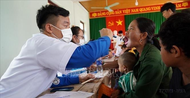 Bác sĩ trẻ trong lực lượng thanh niên tình nguyện tỉnh Quảng Bình khám, cấp phát thuốc miễn phí cho nhân dân xã Trường Xuân, huyện Quảng Ninh. Ảnh: Võ Dung – TTXVN
