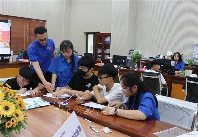 Thanh niên tình nguyện hướng dẫn người dân giao dịch bằng hình thức chuyển đổi số tại Trung tâm hành chính công tỉnh Bắc Ninh (6/2024). Ảnh: Thái Hùng – TTXVN
