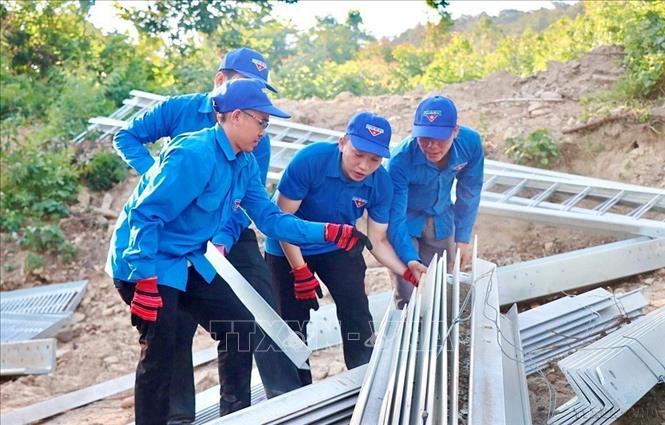 Đội thanh niên tình nguyện xung kích hỗ trợ đường dây 500kV mạch 3 đoạn Quảng Trạch-Phố Nối, đoạn qua khu vực xã Quảng Đông, huyện Quảng Trạch, tỉnh Quảng Bình (6/2024). Ảnh: TTXVN phát