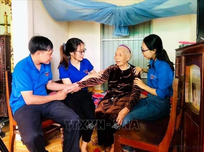 Tuổi trẻ Quảng Trị thăm hỏi Mẹ Việt Nam Anh hùng Đào Thị Vui ở xã Hải Thượng, huyện Hải Lăng. Ảnh: Nguyên Lý-TTXVN