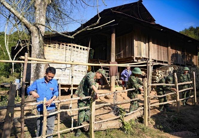 Đoàn Thanh niên xã Nậm Vì, huyện Mường Nhé (tỉnh Điện Biên) cùng các chiến sĩ Trung đoàn 741, Bộ Chỉ huy Quân sự tỉnh Điện Biên làm lại hàng rào cho người dân (12/2024). Ảnh: Xuân Tư – TTXVN