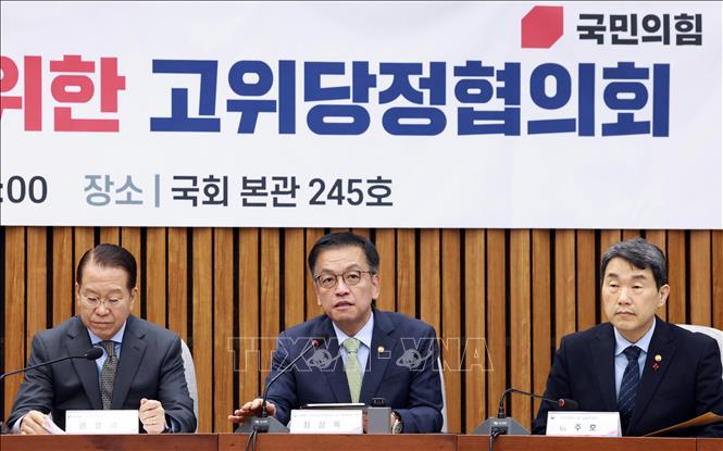 Quyền Tổng thống Hàn Quốc Choi Sang Mok (giữa) phát biểu trong cuộc họp nội các ở Seoul ngày 8/1/2025. Ảnh: Yonhap/TTXVN