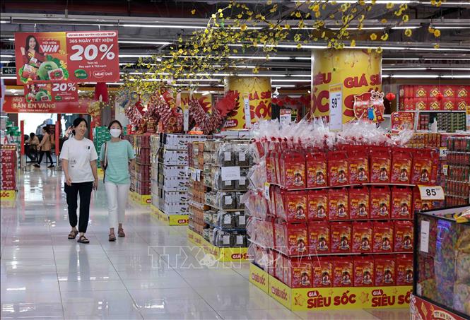 Đa dạng hàng hóa bày bán tại WinMart Royal City. Ảnh: Trần Việt - TTXVN