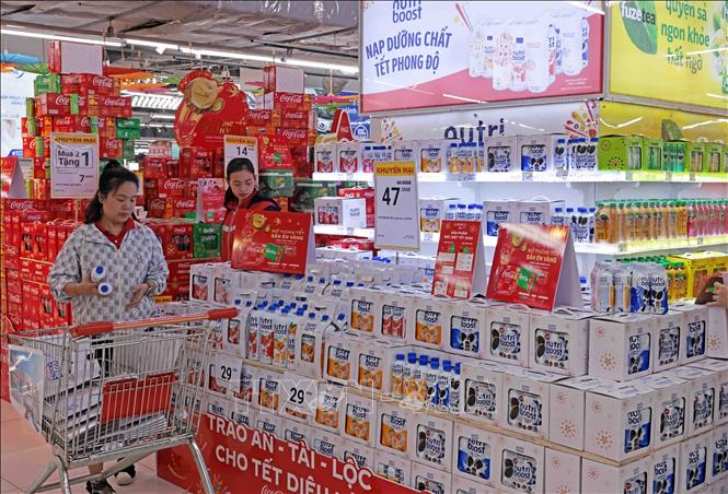 Khách lựa chọn, mua sắm hàng hóa tại WinMart Royal City. Ảnh: Trần Việt - TTXVN