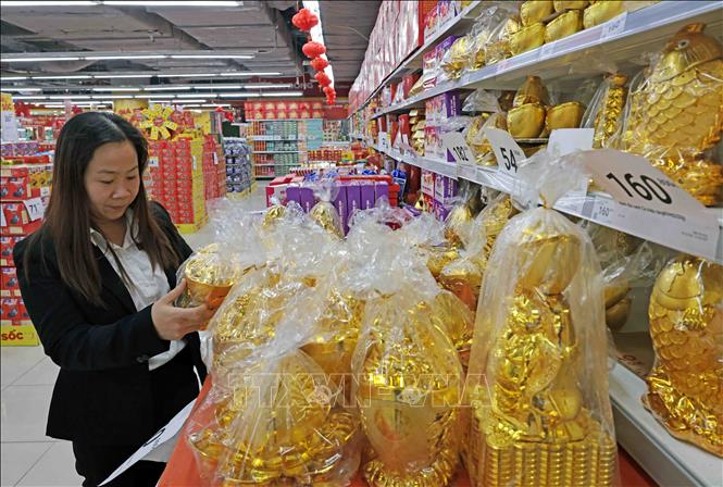 Sản phẩm bánh kẹo truyền thống bày bán tại WinMart Royal City. Ảnh: Trần Việt - TTXVN