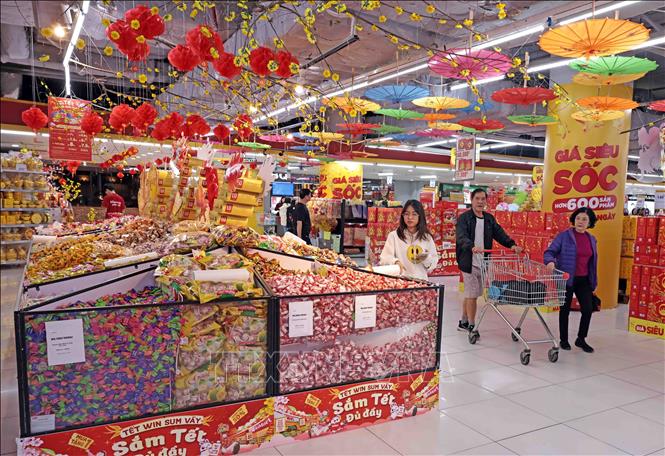 Đa dạng hàng hóa bày bán tại WinMart Royal City. Ảnh: Trần Việt - TTXVN