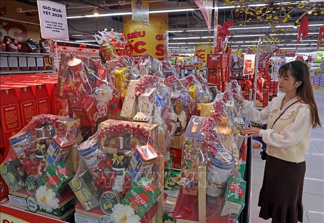 Giỏ quà Tết bày bán tại WinMart Royal City. Ảnh: Trần Việt - TTXVN