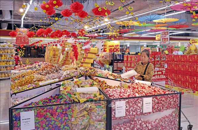 Khách lựa chọn, mua sắm hàng hóa tại WinMart Royal City. Ảnh: Trần Việt - TTXVN