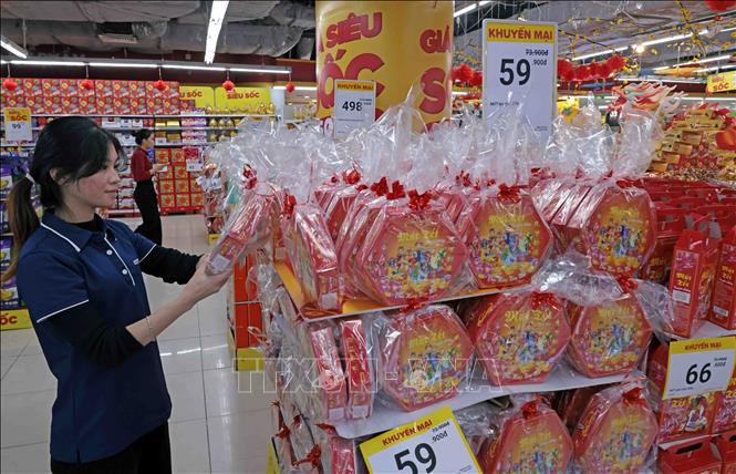 Mứt Tết truyền thống bày bán tại WinMart Royal City. Ảnh: Trần Việt - TTXVN