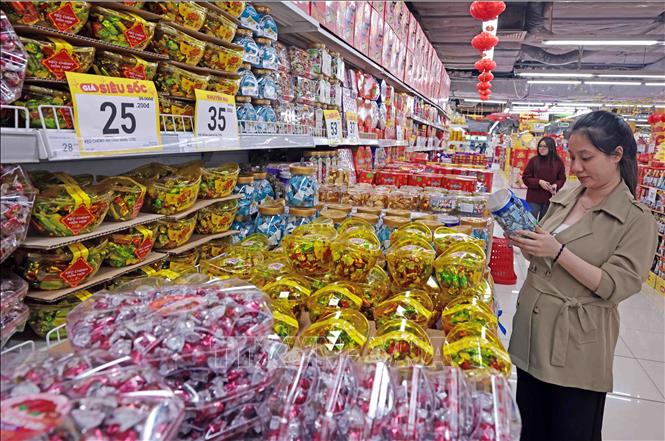 Khách lựa chọn, mua sắm hàng hóa tại WinMart Royal City. Ảnh: Trần Việt - TTXVN