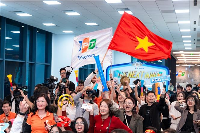 Khán giả cổ vũ cho các đội thi. Ảnh: TTXVN phát
