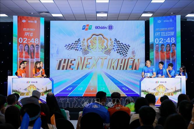 Các đội thi trình bày và tranh luận trực tiếp tại cuộc thi. Ảnh: TTXVN phát