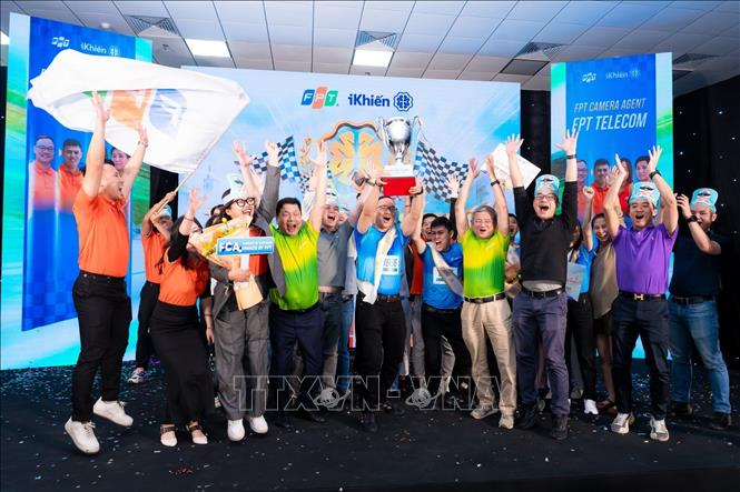 Chủ tịch HĐQT Trương Gia Bình trao cúp cho nhà vô địch iKhiến 2024; Sáng kiến của năm là đội FPT Camera Agent thuộc FPT Telecom - một Phần mềm nhúng được cài đặt lên camera an ninh, chủ động hoàn toàn công nghệ lõi, tối ưu trong việc xử lý và truyền tải dữ liệu video, âm thanh, phù hợp với nhu cầu thực tế tại Việt Nam. Ảnh: TTXVN phát