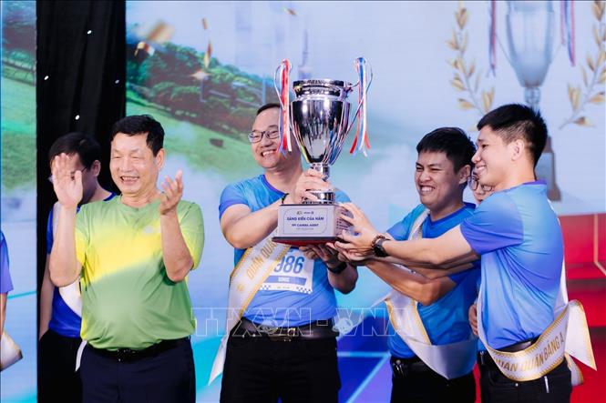 Chủ tịch HĐQT Trương Gia Bình trao cúp cho nhà vô địch iKhiến 2024; Sáng kiến của năm đó là đội FPT Camera Agent thuộc FPT Telecom - một Phần mềm nhúng được cài đặt lên camera an ninh, chủ động hoàn toàn công nghệ lõi, tối ưu trong việc xử lý và truyền tải dữ liệu video, âm thanh, phù hợp với nhu cầu thực tế tại Việt Nam. Ảnh: TTXVN phát