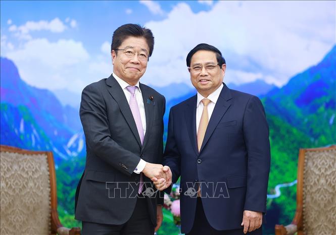 Prime Minister Pham Minh Chinh meets Japanese Minister of Finance Kato Katsunobu. VNA Photo: Dương Giang