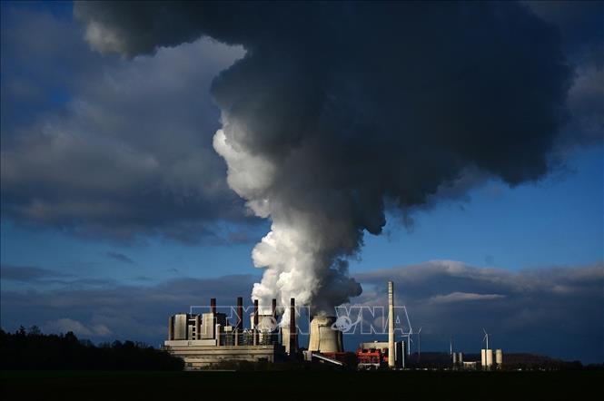 Khói thải bốc lên tại nhà máy điện than RWE ở Neurath, miền Tây Đức. Ảnh: Getty Images/TTXVN