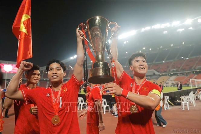 Chức vô địch ASEAN Cup 2024 của Đội tuyển bóng đá Quốc gia Việt Nam đã truyền cảm hứng lớn cho thế hệ trẻ, thể hiện khát vọng vươn lên chinh phục những đỉnh cao mới. Ảnh: Minh Quyết – TTXVN
