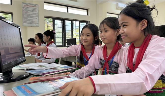 Nhờ chủ động ứng dụng công nghệ thông tin trong giảng dạy, học sinh đồng bào dân tộc thiểu số huyện miền núi khó khăn tỉnh Thanh Hóa từng bước đến gần với ước mơ tiếp cận tri thức thời đại 4.0. Trong ảnh: Học sinh trường THPT Dân tộc nội trú Ngọc Lặc (huyện Ngọc Lặc, tỉnh Thanh Hóa) tra cứu kiến thức tại thư viện điện tử để phục vụ cho bài học. Ảnh: Việt Hoàng – TTXVN