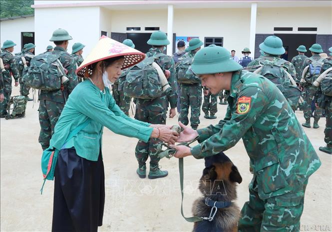 Người dân Làng Nủ tặng quà chia tay các chiến sĩ trẻ Sư đoàn 316, Quân khu 2, sau 14 ngày tham gia tìm kiếm cứu nạn các nạn nhân mất tích do sạt lở đất và lũ quét do cơn bão số 3 gây ra tại thôn Làng Nủ, xã Phúc Khánh, huyện Bảo Yên, tỉnh Lào Cai (9/2024). Ảnh: TTXVN