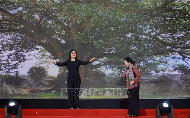 Hoạt cảnh tái hiện hoạt động của nữ Anh hùng Lực lượng vũ trang nhân dân Phan Thị Ràng. Ảnh: Văn Sĩ - TTXVN                                        