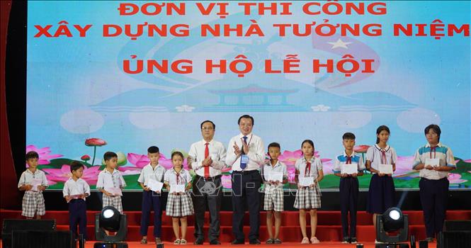 Lãnh đạo Huyện ủy, UBND huyện Hòn Đất tặng 10 suất học bổng cho học sinh vượt khó học giỏi trên địa bàn. Ảnh: Văn Sĩ - TTXVN                                 