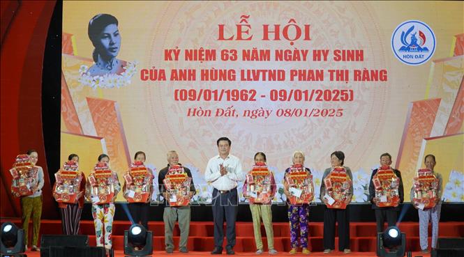 Tập đoàn Phú Cường Kiên Giang tặng 200 phần quà cho gia đình chính sách, hộ nghèo huyện Hòn Đất. Ảnh: Văn Sĩ - TTXVN                                 