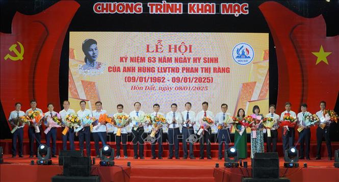 Ông Lê Trung Hồ, Phó chủ tịch UBND tỉnh Kiên Giang tặng hoa các đơn vị tài trợ Lễ hội kỷ niệm 63 năm ngày hy sinh của Anh hùng Lực lượng vũ trang nhân dân Phan Thị Ràng     
Ảnh: Văn Sĩ - TTXVN                                