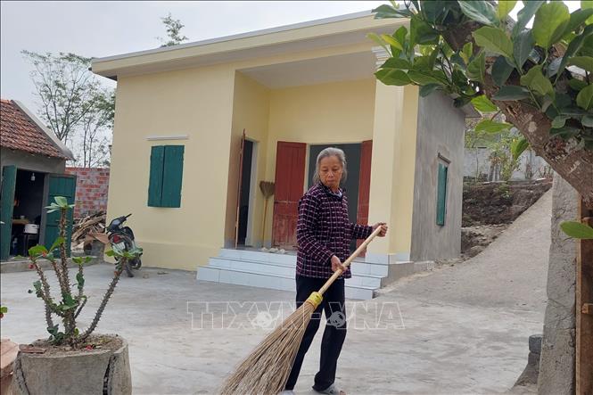 Bà Nguyễn Thị Chi, xã Hiệp Hòa vững tâm hơn khi có được ngôi nhà kiên cố lúc tuổi già. Ảnh: Thanh Vân-TTXVN 