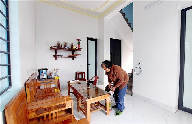 Người dân xã Tiền An, thị xã Quảng Yên lau dọn nhà mới. Ảnh: Thanh Vân-TTXVN