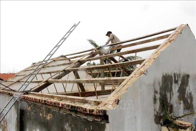 Hộ dân ở thị xã Quảng Yên tập trung sửa chữa lại nhà sau cơn bão số 3. Ảnh: TTXVN phát  