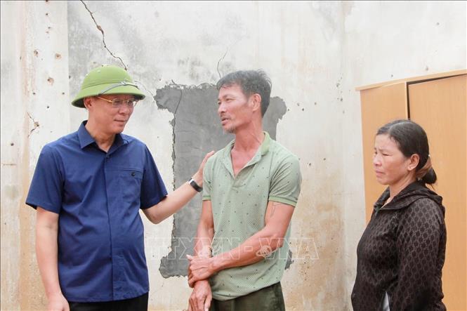 Ông Trần Đức Thắng, Chủ tịch UBND thị xã Quảng Yên (bìa trái) thăm, kiểm tra tiến độ xây, sửa nhà cho các hộ bị ảnh hưởng bởi bão số 3 ( Yagi). Ảnh: TTXVN phát 