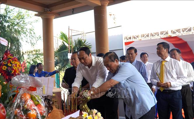 Phó Bí thư thường trực Tỉnh ủy, Chủ tịch HĐND tỉnh Kiên Giang Lâm Minh Thành (giữa) cùng lãnh đạo tỉnh dâng hương tri ân Anh hùng LLVT nhân dân Phan Thị Ràng. Ảnh: Văn Sĩ - TTXVN