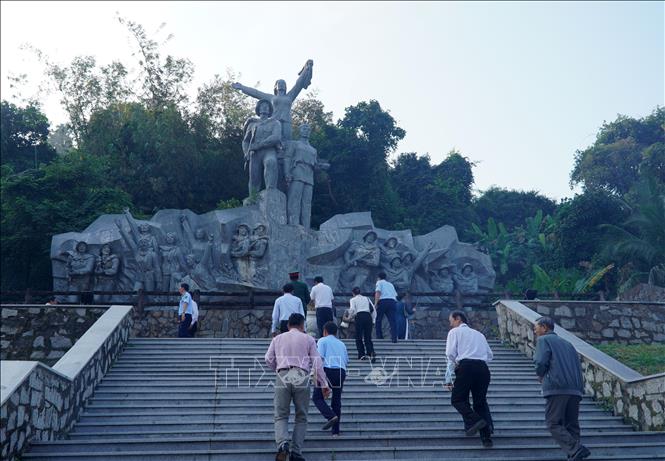 Các đại biểu dâng hương tại Tượng đài Anh hùng liệt sĩ. Ảnh: Văn Sĩ - TTXVN                               