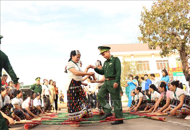 Các hoạt động văn hóa, văn nghệ do Bộ đội biên phòng tổ chức góp phần thắt chặt tình quân dân trên tuyến biên giới Đắk Lắk. Ảnh: Tuấn Anh – TTXVN